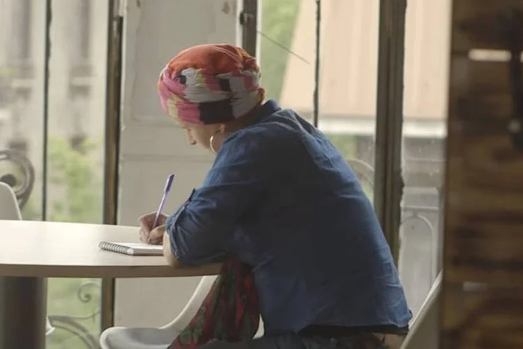 Mulher escreve dicionário em ação da Pfizer: a idéia foi literalmente criar um dicionário com palavras como “vida”, “felicidade”, “filhos” e “intimidade” (Reprodução/ Youtube)