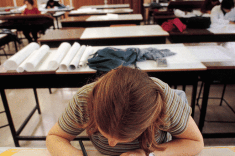Mulher estudando em sala de aula (Getty Images)