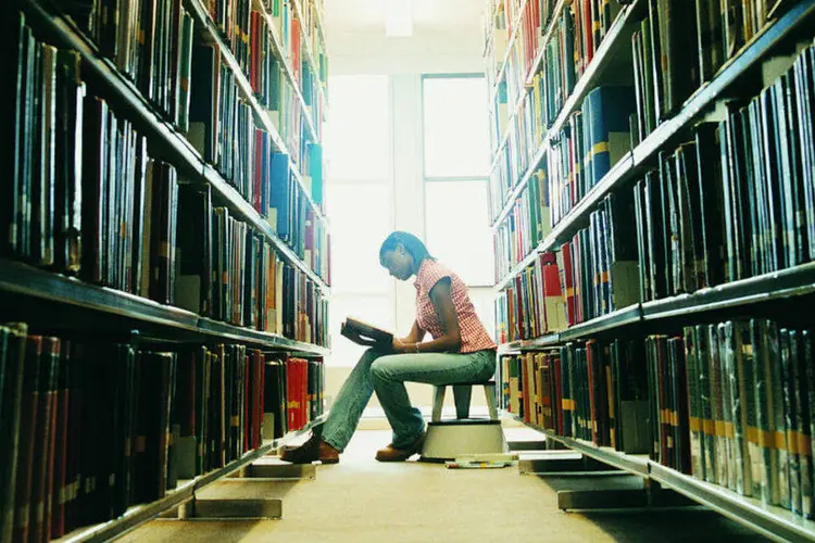 mulher-estudando-na-biblioteca (Thinkstock/Digital Vision.)
