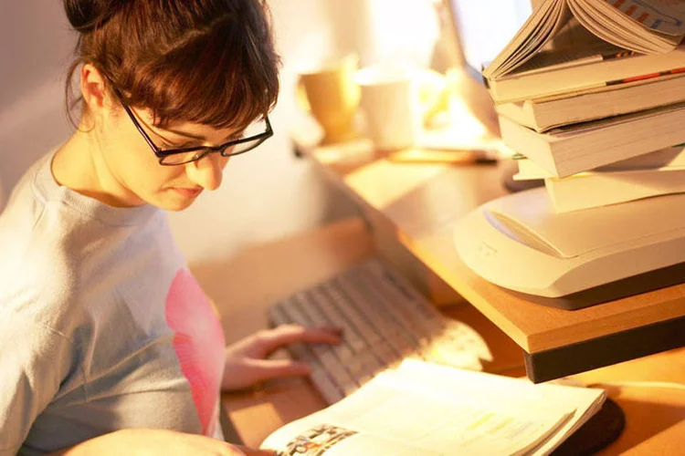mulher estudando (Thinkstock)