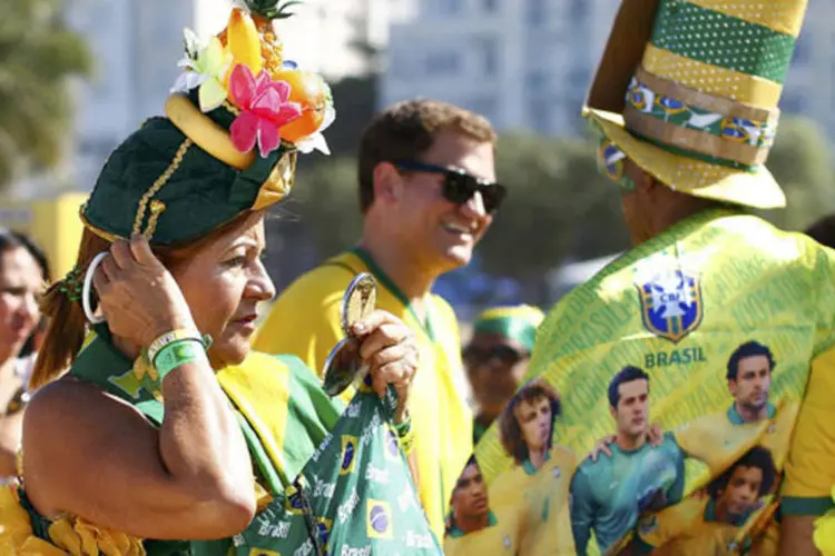 Pessoas fantasiadas para a abertura da Copa do Mundo, no Rio de Janeiro (Darren Staples / Reuters)
