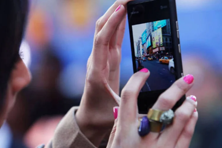 Nokia Lumia 900 foi lançado no último domingo nos Estados Unidos e primeiros consumidores relataram problemas de conexão (Thos Robinson/Getty Images)