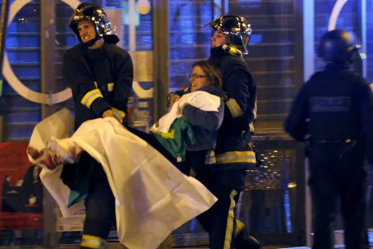 Mulher é resgatada após ataques em Paris, França. 13/11/2015 (Christian Hartmann/Reuters)