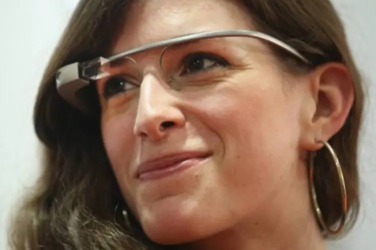 Mulher com um google glass: oportunidade também vale para os grupos ainda não representativos no mundo da tecnologia (Getty Images)