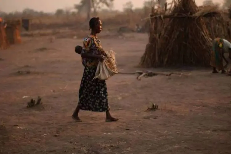 
	Mulher recolhe gravetos na Rep&uacute;blica Central Africana: mais de 125 milh&otilde;es de mulheres e meninas no mundo todo foram v&iacute;timas da mutila&ccedil;&atilde;o genital feminina
 (Getty Images)