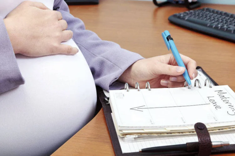 Mulher grávida em escritório: umas poucas melhorias em empresas isoladas só ressalta um problema mais amplo (RTimages/Thinkstock/Thinkstock)