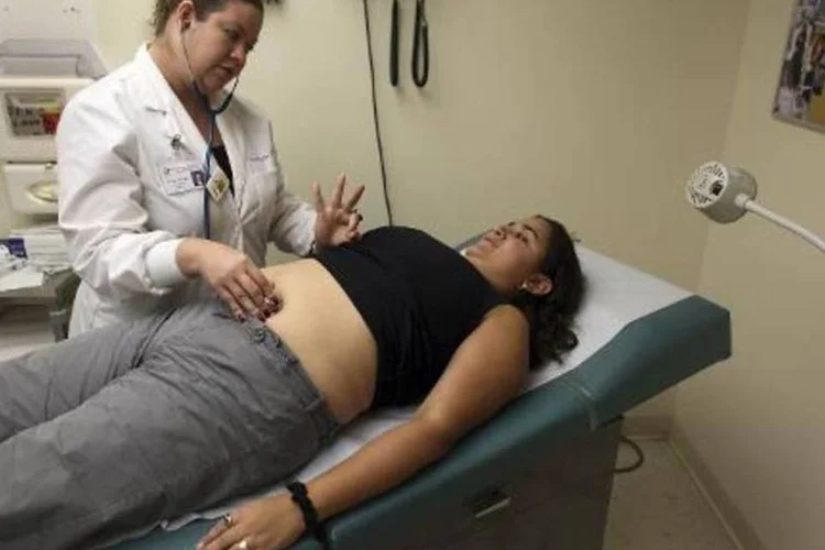 
	Mulher gr&aacute;vida &eacute; examinada: As entrevistas mostraram que 10,6% dos brasileiros de mais de 18 anos j&aacute; se sentiram discriminados ao serem atendidos em postos e hospitais
 (GETTY IMAGES NORTH AMERICA/AFP/Arquivos /Joe Raedle/AFP)