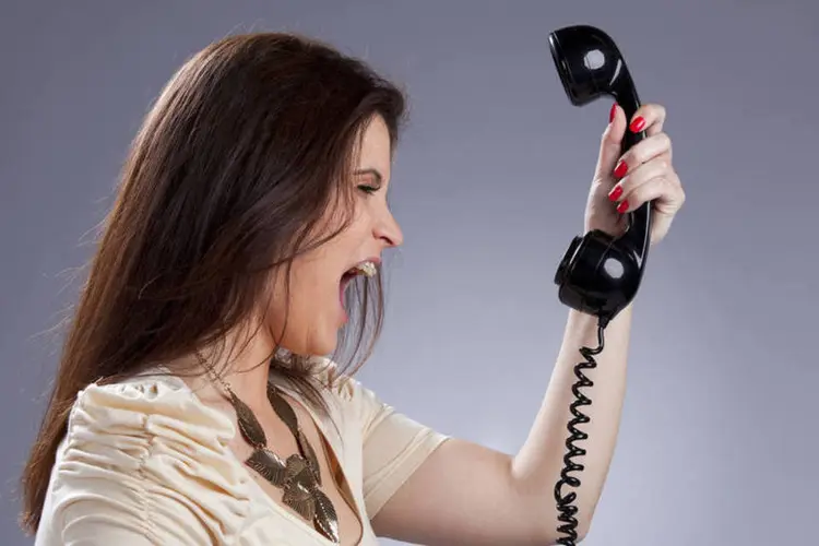 
	Mulher grita com o telefone: Com mais de 2.500 reclama&ccedil;&otilde;es em seis meses, Unimed Norte/Nordeste lidera ranking de queixas
 (Thinkstock/Helder Almeida)