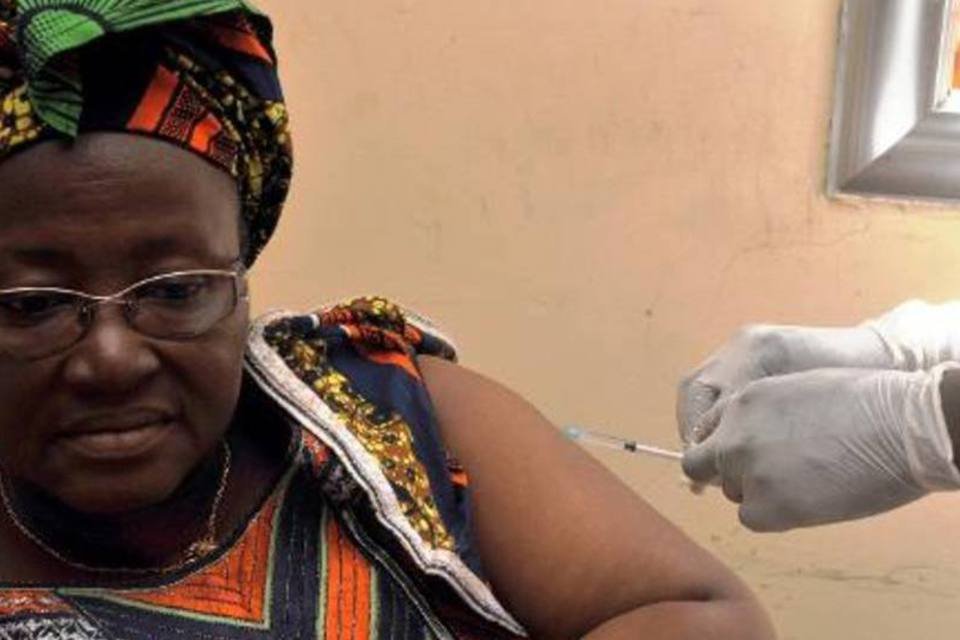 Sobreviventes do ebola sofrem dores e risco de cegueira