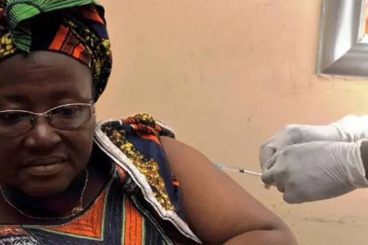 
	Uma mulher &eacute; vacinada contra o ebola
 (AFP/ Cellou Binani)