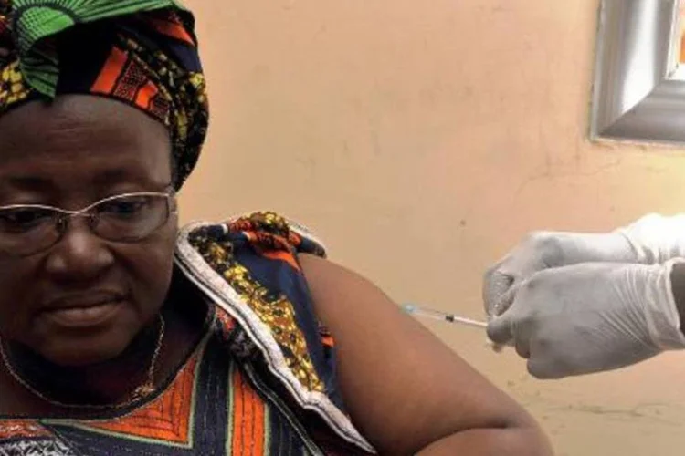 
	Mulher &eacute; vacinada contra o Ebola: se isso for confirmado, estes resultados, que s&atilde;o &quot;emocionantes e promissores&quot;, v&atilde;o &quot;mudar a gest&atilde;o da crise do Ebola&quot;, disse Magaret Chan
 (AFP/ Cellou Binani)