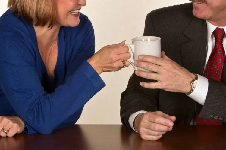 Colegas em ambiente de trabalho: desejar outra pessoa quando se está comprometido provavelmente não mudará seu relacionamento, diz estudo (Jodi Jacobson/Thinkstock)