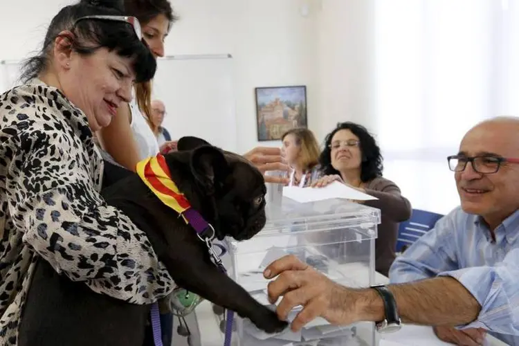 Mulher leva cachorro com bandeira catalã em dia de eleição: separatistas esperam que, com maioria do parlamento, independência saia do papel (Gustau Nacarino/Reuters)