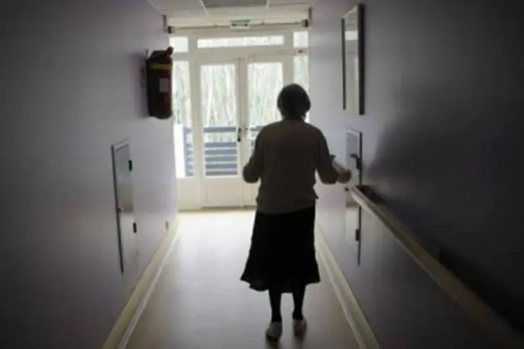 Mulher com Alzheimer caminha: o Alzheimer é uma doença silenciosa, que ainda está longe de ter uma cura (Sebastien Bozon/AFP)