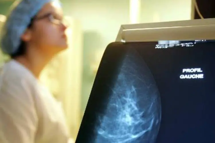 
	Mulher realiza mamografia: os grupos de pesquisa que alcan&ccedil;aram a patente come&ccedil;aram a trabalhar em 1993 e comprovaram a efetividade do f&aacute;rmaco em uma fase pr&eacute;-cl&iacute;nica
 (Joel Saget/AFP)