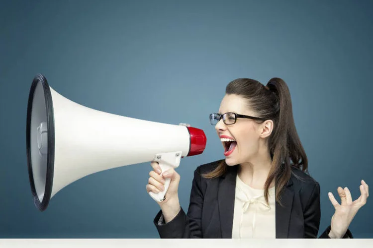 Mulher com megafone: um dos desafios que mais assombram os empreendedores é: “como vou investir na comunicação do meu negócio?” (Thinkstock)