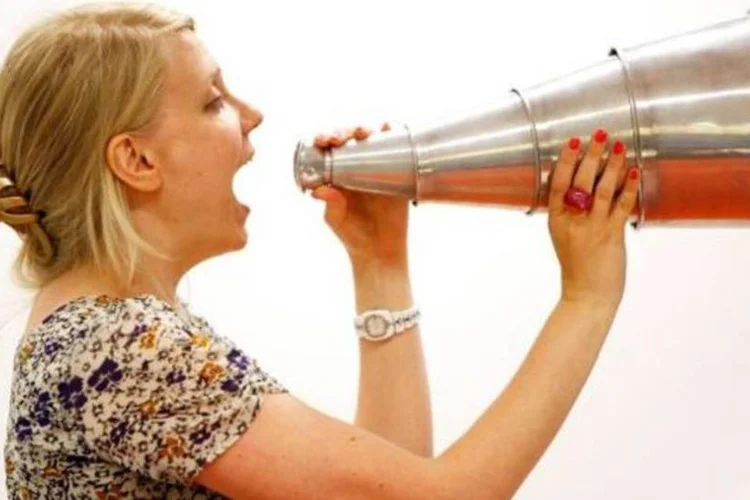 Mulher com megafone (Getty Images)