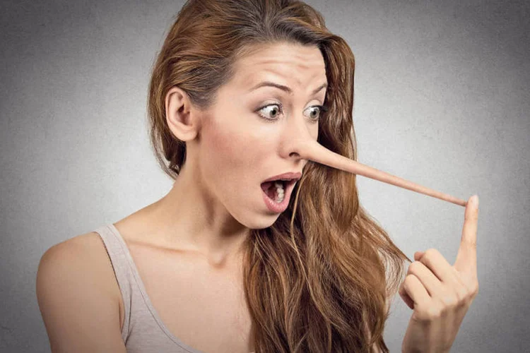 
	Mulher mentirosa: Quem mente, mas corrige os erros ao ser notificado, paga multa de 0,33% ao dia sobre o IR devido
 (Thinkstock/SIphotography)