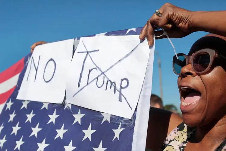 Manifestação: mulher negra protesta contra Donald Trump em Detroit, durante campanha eleitoral (Reuters)