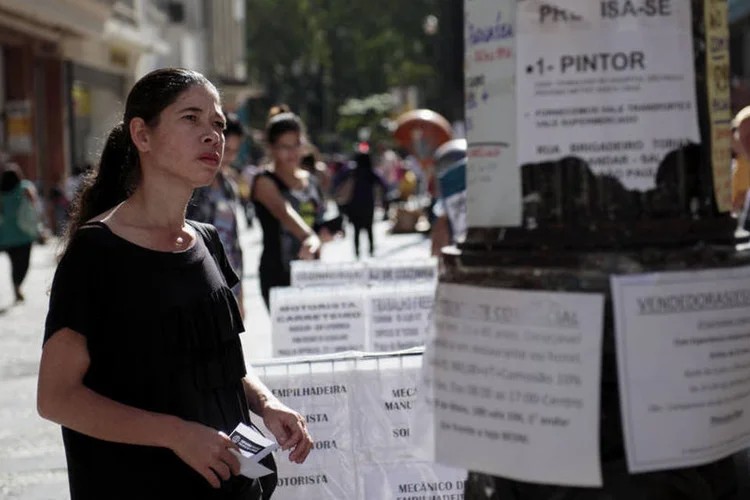 
	Mulher olha avisos de emprego em S&atilde;o Paulo: desemprego est&aacute; subindo rapidamente
 (Bloomberg)
