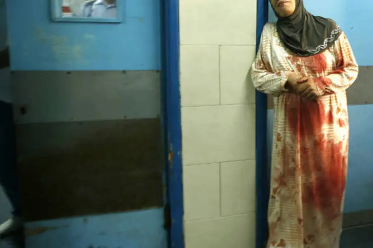 
	Mulher palestina chora ap&oacute;s parentes serem feridos em um ataque israelense
 (REUTERS/Mohammed Salem)