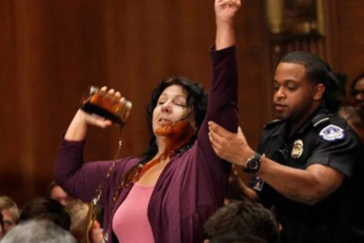 A manifestante Diane Wilson é retirada da audiência do Senado (AFP/Chip Somodevilla)
