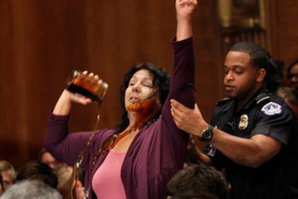 EUA: mulher entorna líquido negro no corpo durante audiência