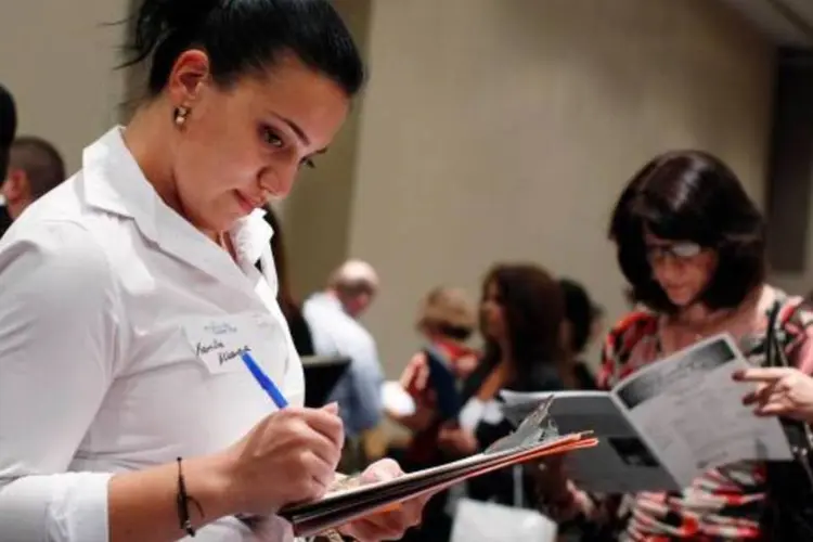 Mulher preenche documentação para tentar uma oportunidade de emprego em Nova York (Shannon Stapleton/Reuters)
