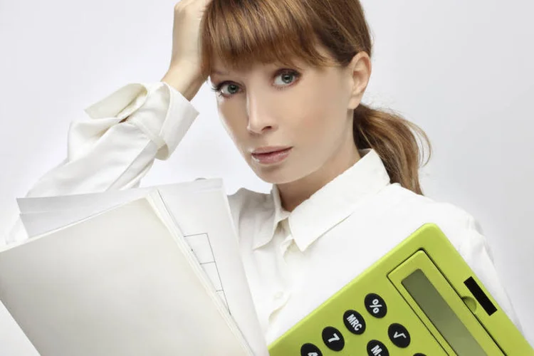 
	Mulher com documentos: Recibos de despesas e informes de rendimento ajudam a preencher a declara&ccedil;&atilde;o e podem ser usados para comprovar os dados &agrave; Receita
 (ThinkStock/shvili)