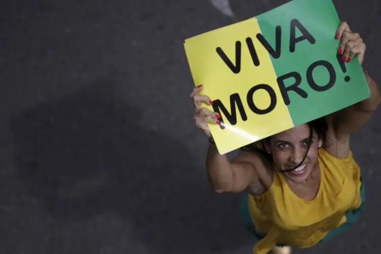 
	Mulher segura cartaz com frase &quot;Viva Moro&quot; em protesto em Bras&iacute;lia: entre as quase 70 pessoas condenadas, boa parte j&aacute; est&aacute; atr&aacute;s das grades
 (REUTERS/Ueslei Marcelino)