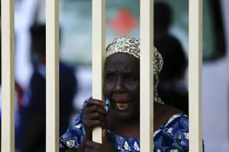 Mulher reage à chegada de vítimas a hospital: 2 explosões em abril mataram cerca de 120 em Abuja (Afolabi Sotunde/Reuters)