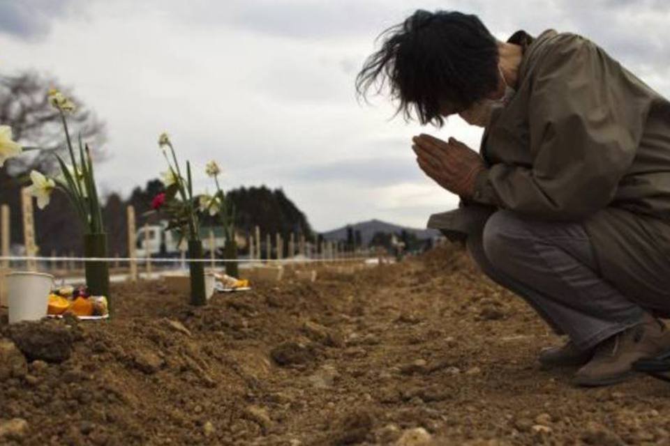 Japão para por um minuto para lembrar 2 meses do terremoto
