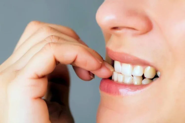 
	Mulher roendo unhas: todo concurseiro deveria lembrar que &quot;existe vida ap&oacute;s a prova&quot;, diz especialista
 (Thinkstock/fotyma)