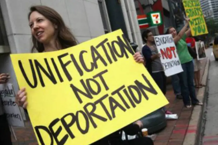 
	 Mulher segura cartaz contra a deporta&ccedil;&atilde;o de imigrantes ilegais nos EUA
 (John Moore/AFP)
