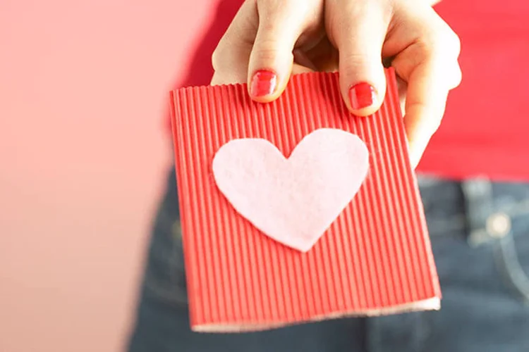 Dia dos Namorados: 90%  planejam comprar um presente para celebrar a data (Thinkstock)