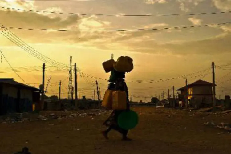 
	Mulher caminha em uma rua deserta de Bor, Sud&atilde;o do Sul:&nbsp;organiza&ccedil;&atilde;o de condena as&nbsp;&quot;horr&iacute;veis atrocidades&quot;
 (AFP)