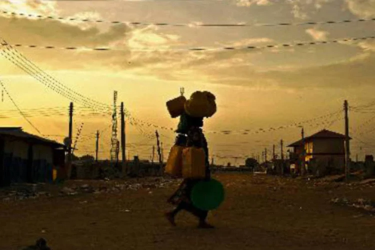 Mulher caminha em uma rua deserta de Bor, Sudão do Sul: se nada for feito, o país viverá uma catástrofe até o próximo mês de janeiro, afirma ONU (AFP)