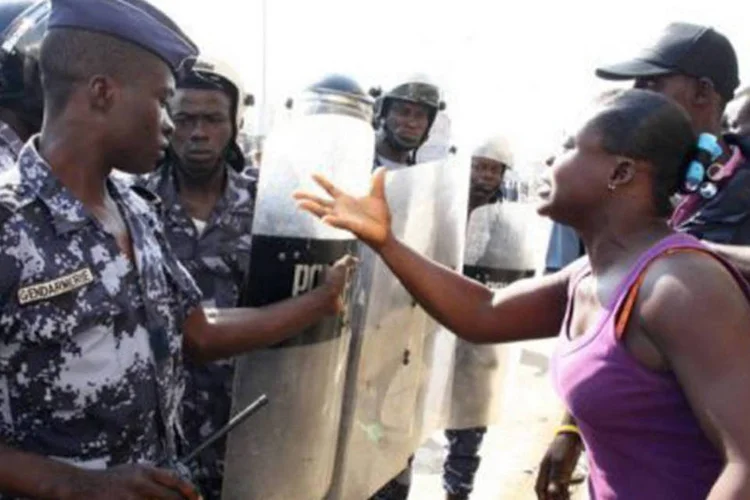 
	Mulher discute com policial perto de est&aacute;dio onde iria ocorrer encontro do &quot;Salvemos Togo&quot;: o grupo exige a supress&atilde;o das modifica&ccedil;&otilde;es do c&oacute;digo eleitoral adotadas pelo parlamento sem consenso
 (Emile Kouton/AFP)