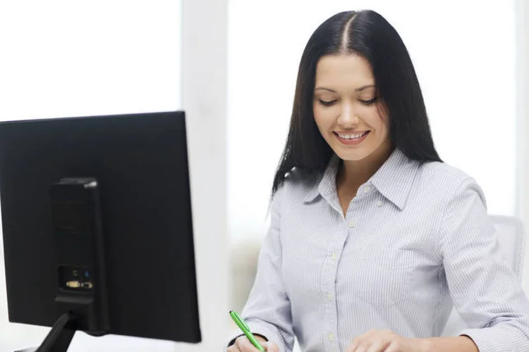 
	Mulher trabalhando com computador e calculadora: Tamb&eacute;m j&aacute; podem ser acessados os aplicativos que permitem realizar a declara&ccedil;&atilde;o pelo celular
 (ThinkStock/dolgachov)
