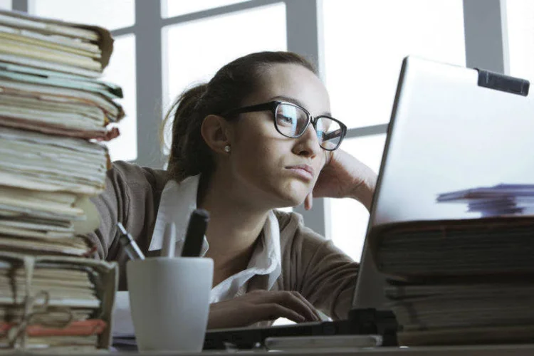 Hábitos no trabalho que podem te prejudicar (Thinkstock/ cyano66)