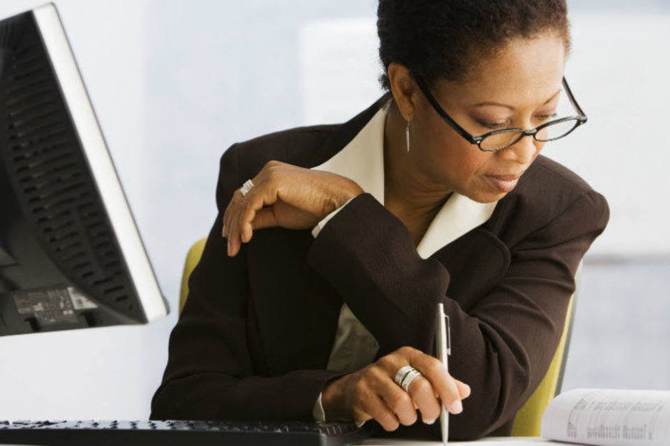 Mulher em ambiente de trabalho: estudo encontrou evidências “fortes” de discriminação etária na contratação de candidatas mulheres (Fuse/Thinkstock)