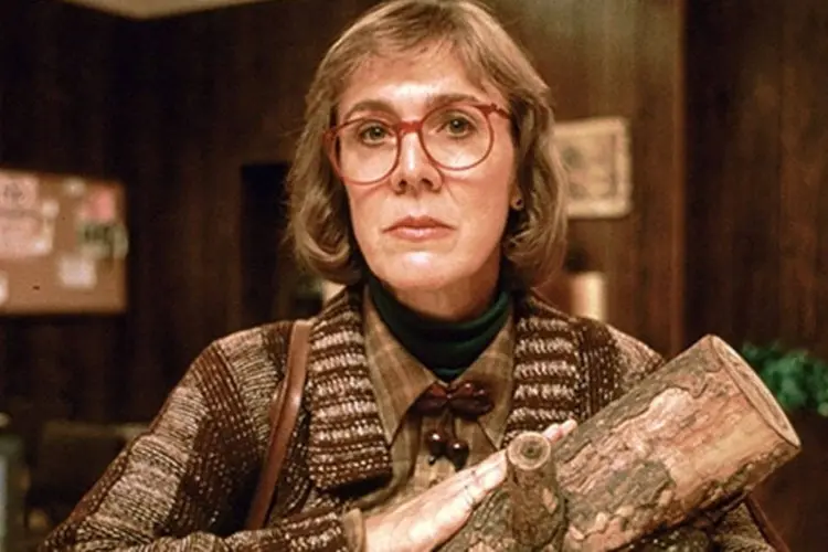 
	Catherine Coulson: a personagem de Coulson em &quot;Twin Peaks&quot;, Margaret Lanterman, carregava o tempo todo um tronco entre os bra&ccedil;os com o qual conversava, o que a transformou em uma das figuras mais misteriosas da s&eacute;rie
 (Divulgação)