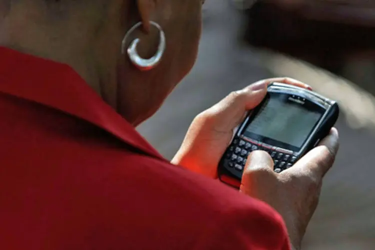 
	Mulher envia mensagem de celular: segundo a Anatel, a medida vai aumentar a capacidade de numera&ccedil;&atilde;o da regi&atilde;o de 44 milh&otilde;es para 90 milh&otilde;es de n&uacute;meros
 (Getty Images)