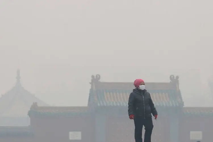 
	Mulher usa m&aacute;scara para evitar polui&ccedil;&atilde;o em Shenyang: a polui&ccedil;&atilde;o tornou-se uma das principais fontes de descontentamento popular na China e est&aacute; relacionada a milhares de mortes prematuras
 (Stringer / Reuters)