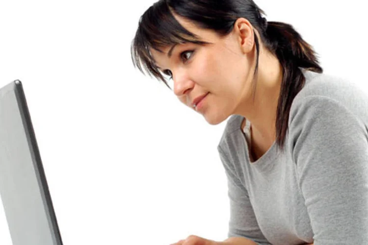 Mulher usando computador (Adam Borkowski/Dreamstime.com)