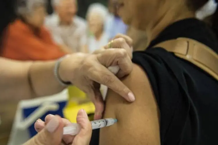 
	Mulher &eacute; vacinada durante o dia D da Campanha Nacional de Vacina&ccedil;&atilde;o contra Gripe
 (Marcelo Camargo/ABr)