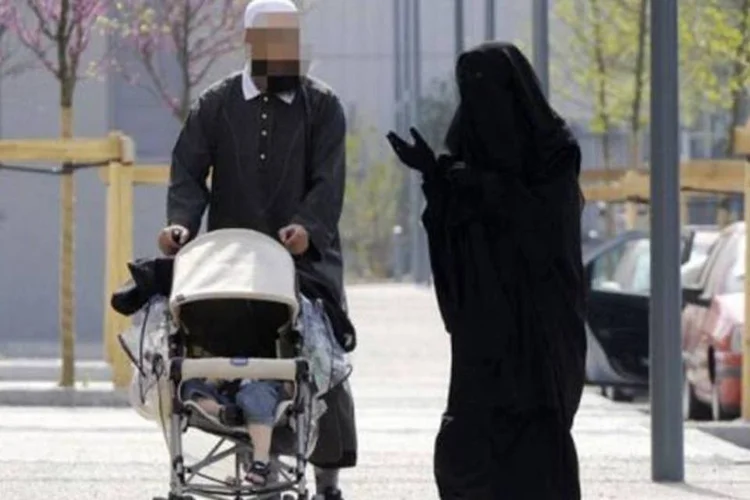 Mulher com véu islâmico em Lyon, na França: país é o primeiro a proibir uso do "niqab" (Philippe Desmazes/AFP)