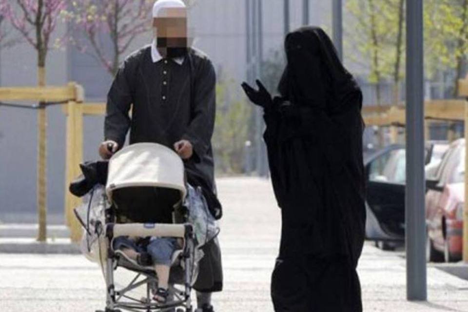 Mulheres são presas em protesto pelo véu islâmico em Paris