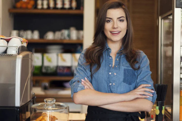 
	Empreendedora em loja: futuros empres&aacute;rios ganham um sistema com entrada &uacute;nica de dados e de resposta integrada
 (gpointstudio/Thinkstock)