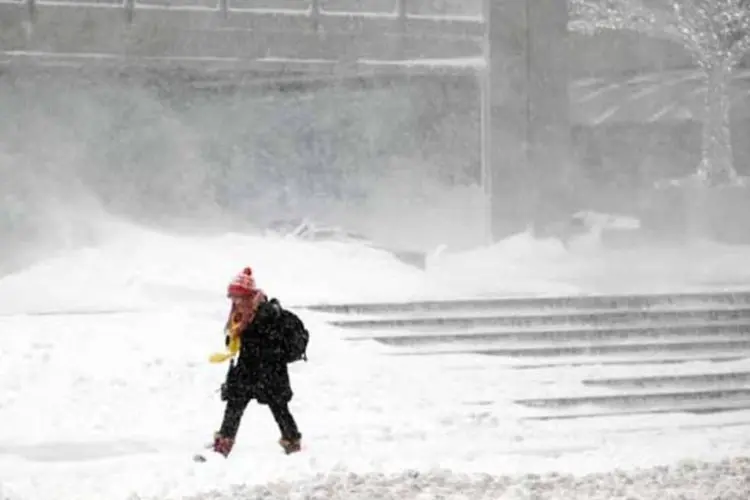 
	Mulher caminha sob nevasca: autoridades alertaram sobre uma emerg&ecirc;ncia humanit&aacute;ria iminente nas &aacute;reas mais atingidas pelo mau tempo
 (REUTERS/Mark Blinch)